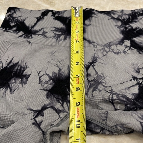SHEIN Tie Dye Leggings | Black & Grey‎ | Butt-Lifting | Size Small - Picture 4 of 7